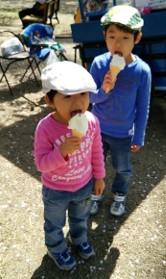 リヤカーアイスを食べる子供たち