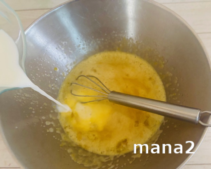 卵に牛乳を注ぐ